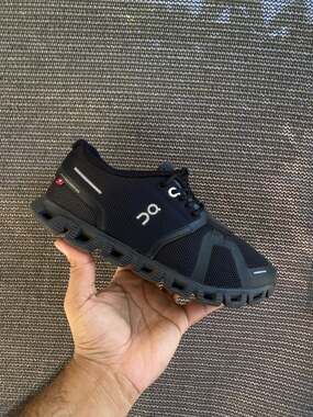 On Running Cloud 6 Sneakers in Triple Black Women